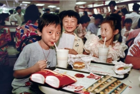 关注：中国第一家麦当劳餐厅在深圳开业