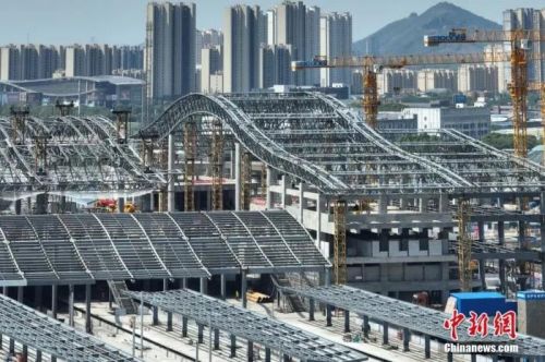 图为航拍南沿江铁路江阴站站房屋面钢结构桁架整体提升现场。(无人机照片) 中新社记者 泱波 摄
