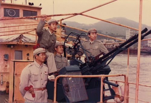 80年代，拱北海关海上缉私任务艰巨，年轻的海关缉私队员在缉私艇上意气风发.