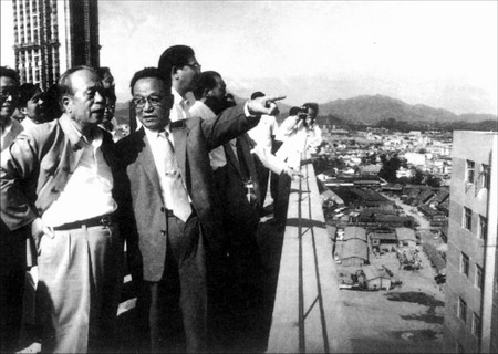 1983年11月，任仲夷(前左一)陪同谷牧(前左二)视察经济特区。