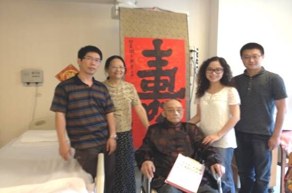 杜老百岁大寿时与前来探望的中改院员工合影