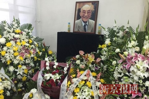 杜润生的家人，在家中为其布置了灵堂。新京报记者尹亚飞摄
