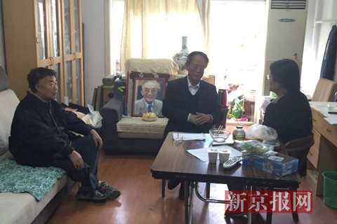 胡德平前来悼念，正和杜润生的女儿聊天。新京报记者尹亚飞摄
