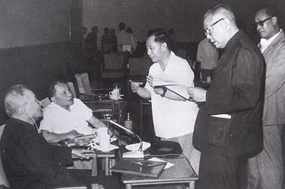 陈云、邓小平、胡耀邦、李先念、赵紫阳（左起）在十一届六中全会休息厅交谈